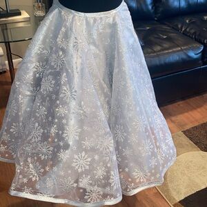 SILVER SNOWFLAKE SHINY CHRISTMAS TREE
SKIRT